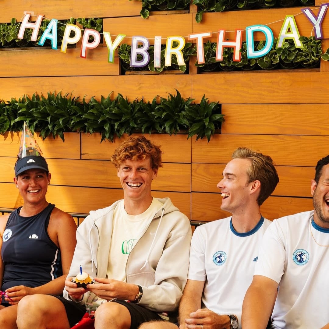 世界ランク1位のヤニック・シナー、24歳の誕生日にシンシナティ・準決勝で勝利！仲間とのバースデーショットも披露