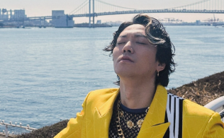 「1周年ありがとう！」辰巳雄大が海辺で記念ショットを公開