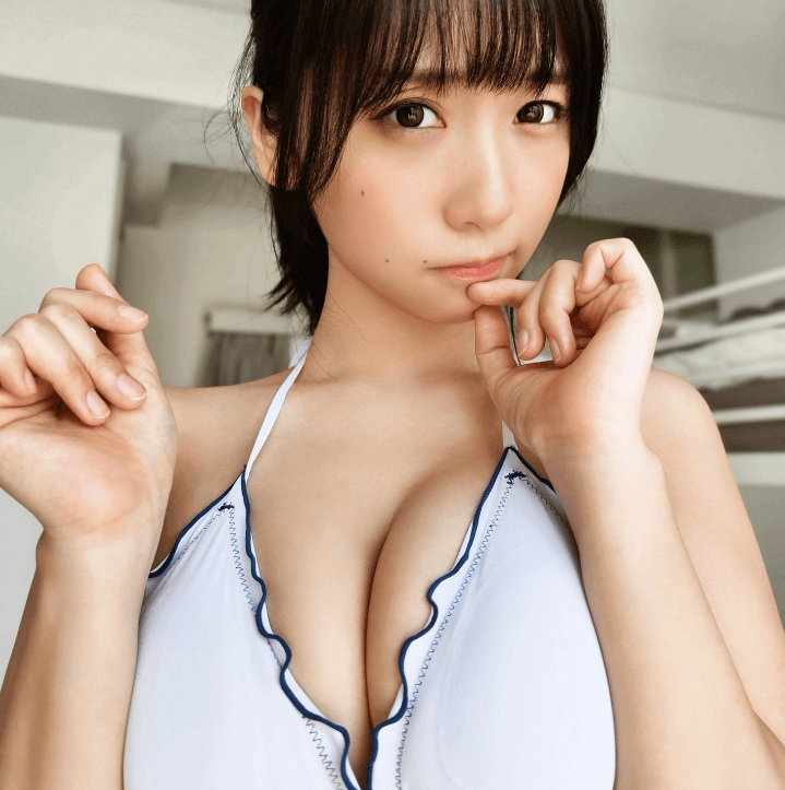 伊織もえ「ムッとした顔可愛すぎ」な”ドアップ”ショットを披露し、ファン悶絶！