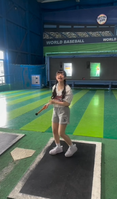 「めちゃくちゃいいとこに転がしてるやん」野球とアイドル二刀流！激カワアイドルが魅せる