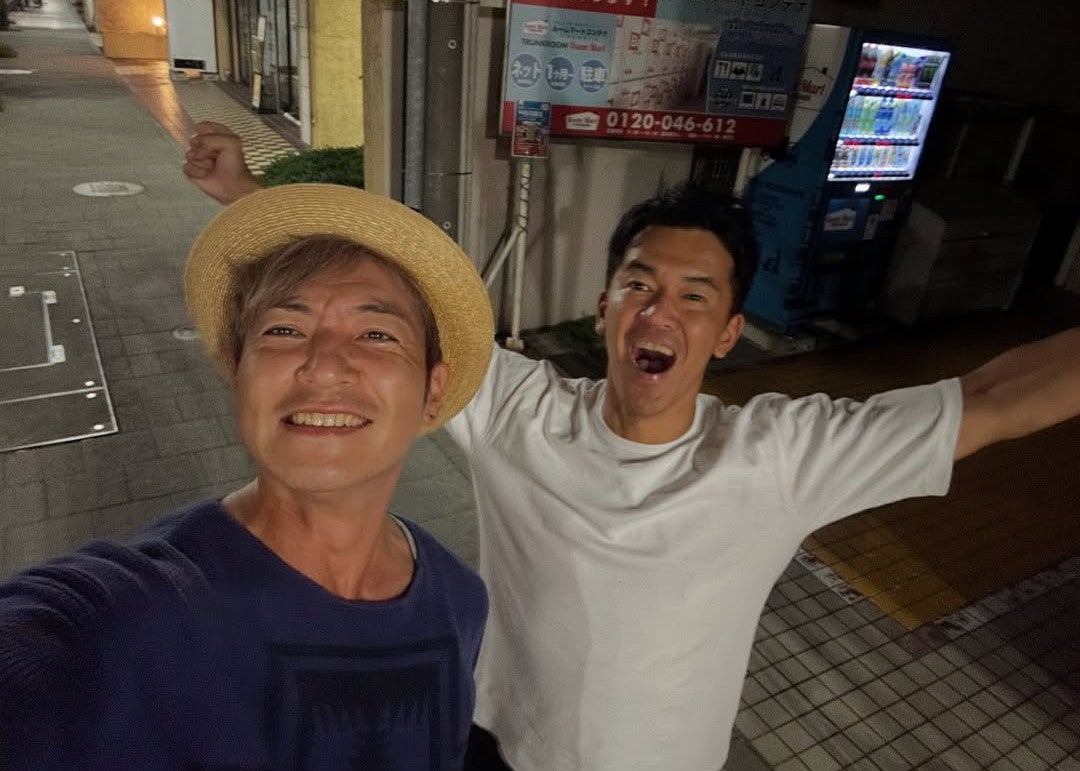 砂浜で楽しさ全開！つるの剛士と武井壮が笑顔で迎えた藤沢の夜