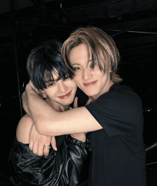 大人気韓国アイドルが最新ショットを公開！カップルのような距離感にファン驚き