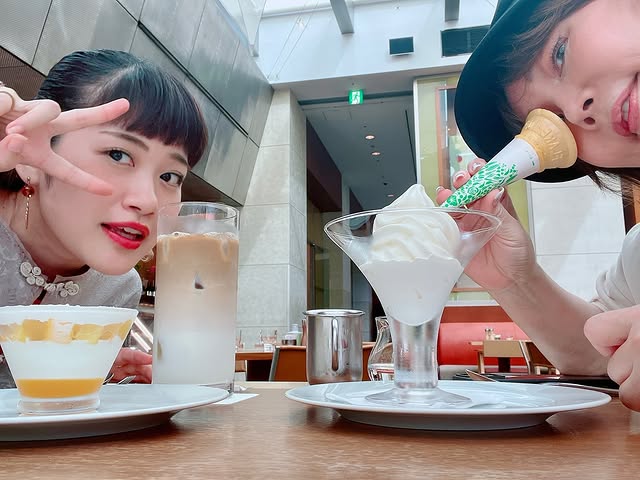 小川 菜摘、朝っぱらからアサヌマ理紗と映画鑑賞！？