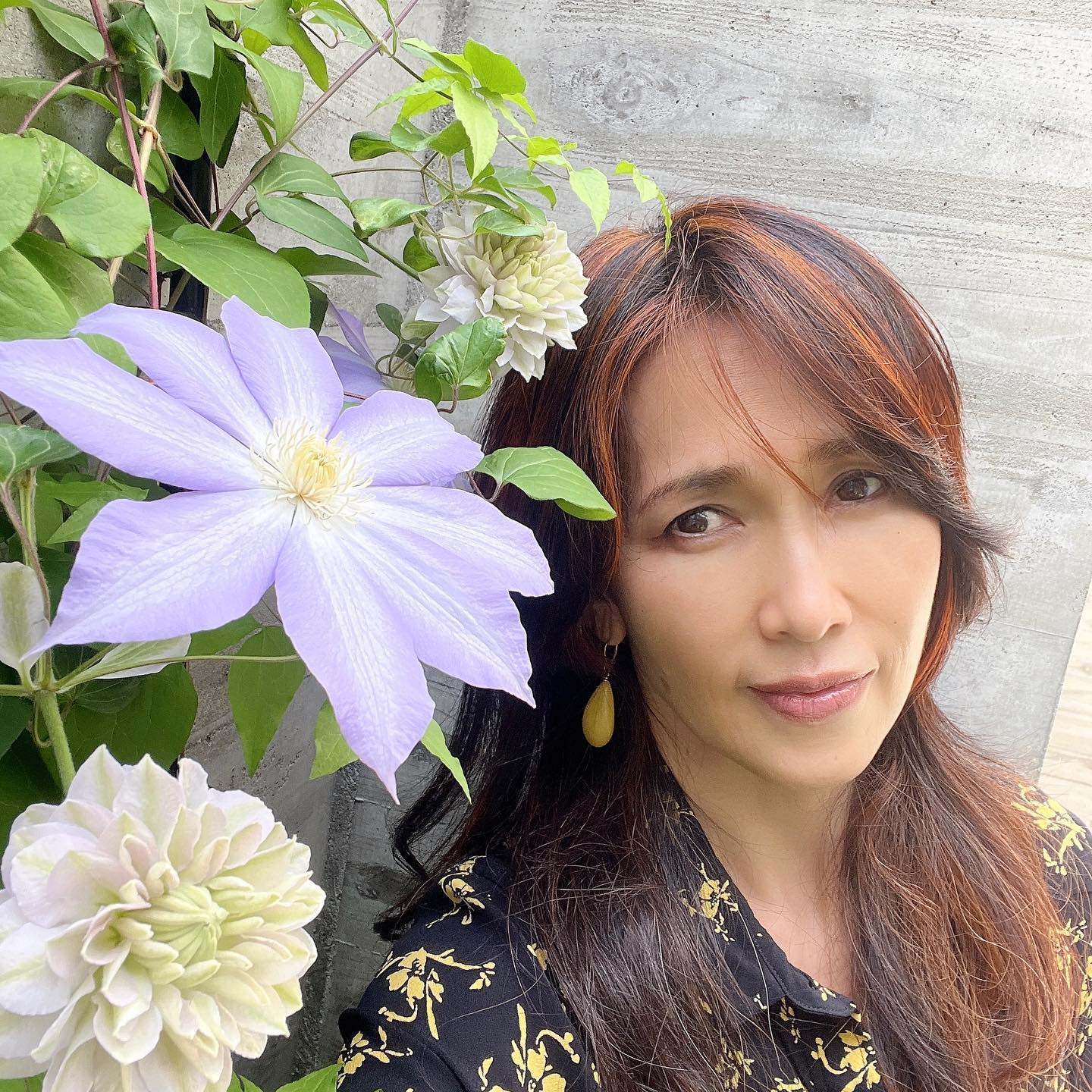 「しーちゃん💜可愛い😍💜」工藤静香さん、ワンピース姿で花とのツーショット公開🌈