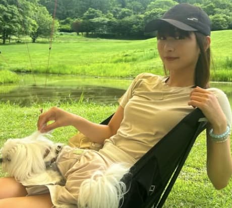 ロン・モンロウがキャンプ中に撮られた子犬とのほっこりツーショットを披露