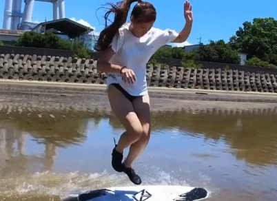 「めっちゃカッコイイ！なのに…可愛い」美女スキムボーダー、爽快すぎる”ライディングムービー”を公開！ファン夢中