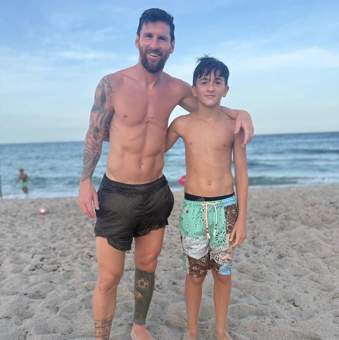 「メッシが家族と海辺で笑顔」休日のひとコマを写真で公開