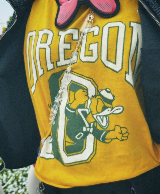 新垣里沙、たけさんからの古着を愛用。ドナルドダックTでポップにおしゃれを満喫