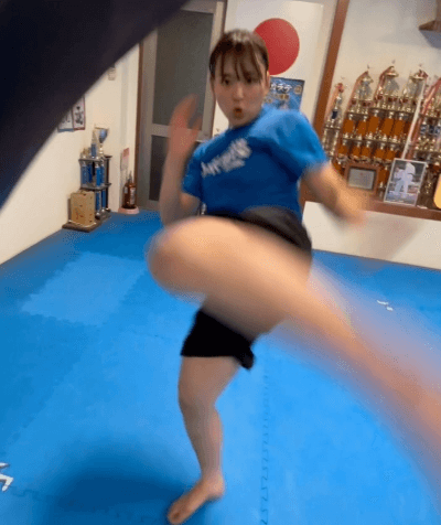 「見た目とのギャップ！」美しすぎと話題の空手ガール、”鞭の様にしなる高速上段キック”の迫力に大反響！「何で手みたいに足が使えるの？ 凄すぎ」