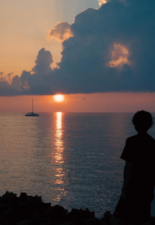 井ノ原快彦、夕焼けのシルエットがファンの心を掴む！エモーショナルな投稿に共感の声続々