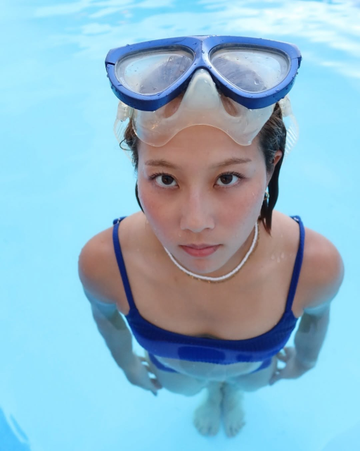 「絶対◯◯つけて泳ぐ派」美女マルチアスリート・陣在ほのか、可愛すぎる青ビキニプールショットにファン歓喜！