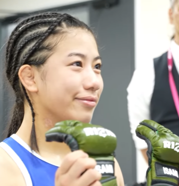 RIZIN「キュートな神対応」須田萌里、グローブにサインする姿が尊すぎると話題
