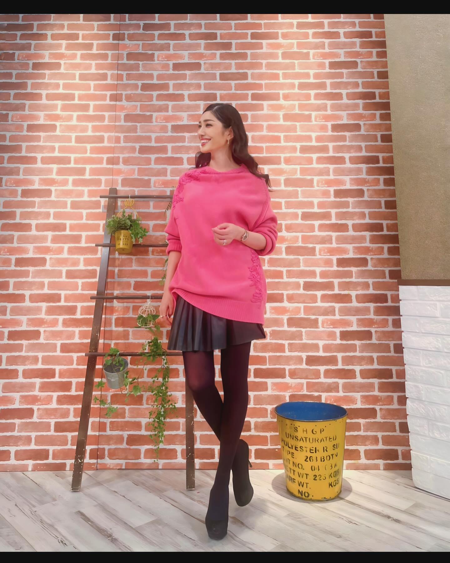 CM出演で話題のアンミカ、ミニスカで美脚ショットを披露✨