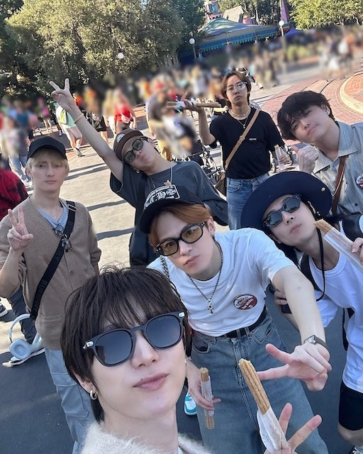 Travis Japan・七五三掛龍也がメンバーとカリフォルニアディズニーを満喫！仲良し集合ショットが話題に