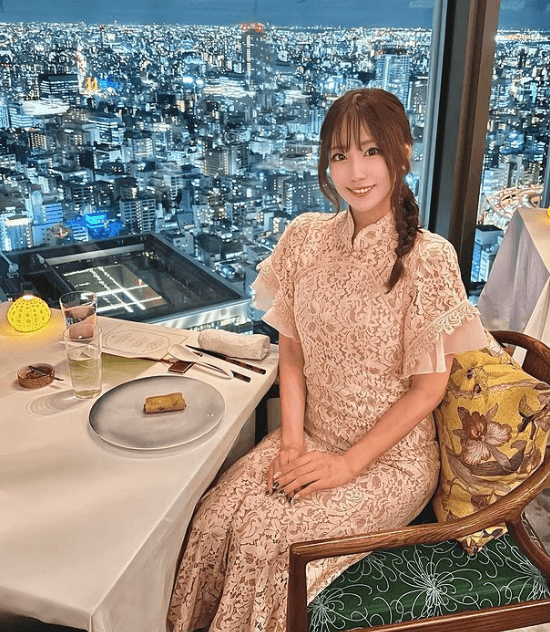 「美人過ぎだよ」あの人気ラウンドガールが、100万ドル夜景をバックに美麗チャイナドレス姿を公開！