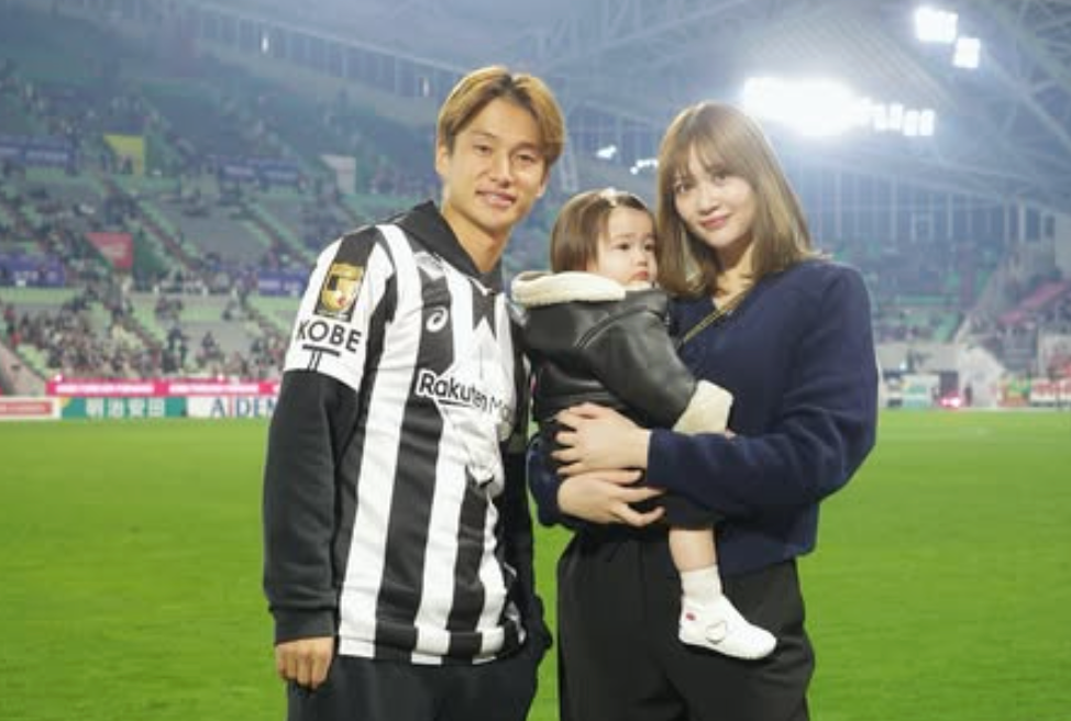 「家族ショットが尊い」ヴィッセル神戸の井出遥也選手の妻・木津レイナさんの“シーズン締め写真”が話題に