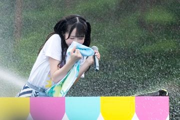「愛おしすぎる…」超人気アイドル　可愛く水と戦う姿を公開