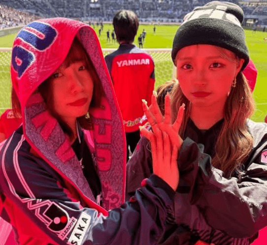 「かわいいね！」サッカー美女、仲良し仲間との”スタジアム・2ショット”を公開！手合わせシーンがキュートすぎと話題に