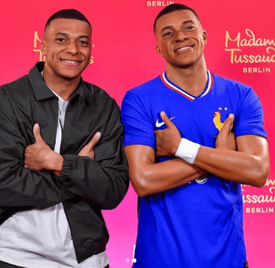 「どっちが本物？？」エムバペの等身大フィギュアが完成！