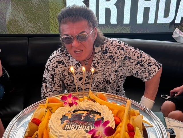 小沢仁志、「祝われても貫禄全開」ケーキに吠えた誕生日のワンシーン