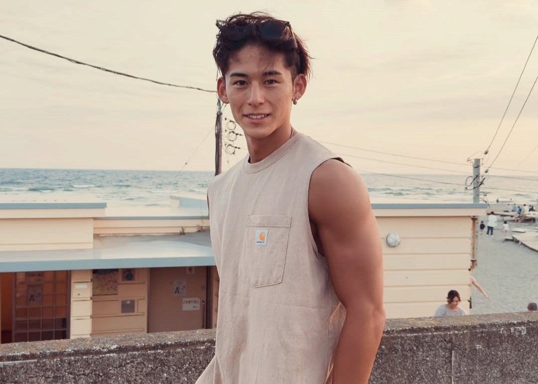 「海が似合いすぎる」と反響！“元サッカー少年×フィジーク競技者”TBSイケメンアナの夏ショットが話題