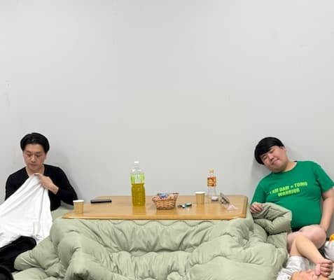 「こたつがあってリラックス」ジャンポケおたけ、蛙亭・中野の“おうち”でくつろぐ！？