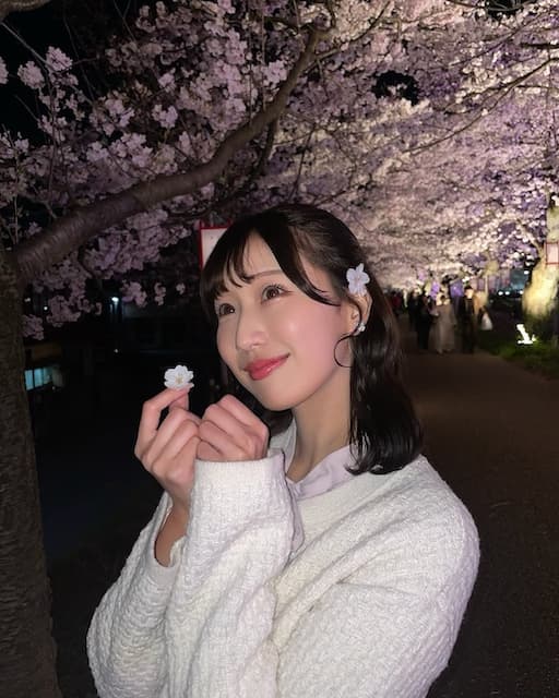 「桜のトンネルとぼんぼりが幻想的で素敵でした」田辺真南葉、夜桜を満喫！