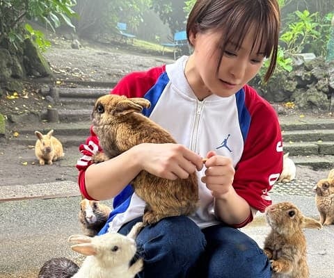 「かわいいが溢れています！」女性声優がうさぎに爆モテ！楽園でのムービー&ショットを公開