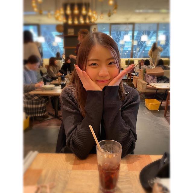 紀平梨花がカフェでパシャリ📸 照れる様子が可愛すぎる🥰