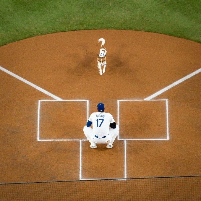 「お利口さんすぎる」大谷翔平の愛犬・デコピンの始球式登場に世界中からコメント殺到