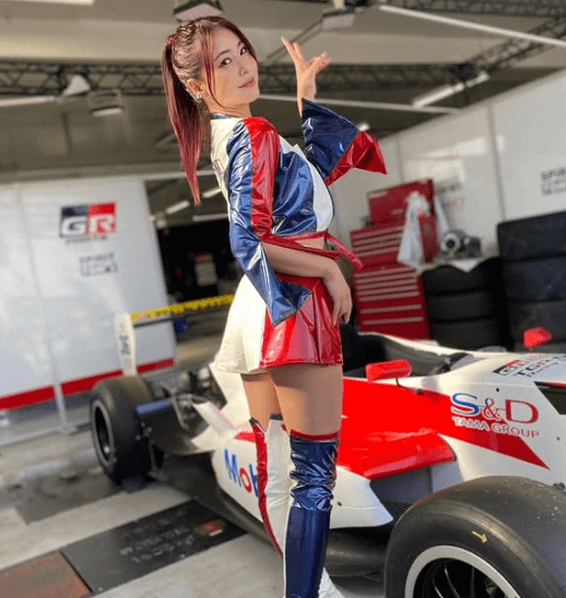 「コスめちゃ可愛い…アイドルか！」20万フォロワー超のRクイーン、”ブルー＆レッドインパクト”の美脚ショットにファン・ガッツポーズ！