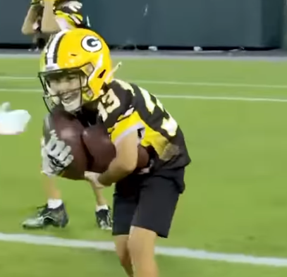 涙腺崩壊！NFL少年ファンが魅せた“奇跡の瞬間”にスタジアムが感動の渦