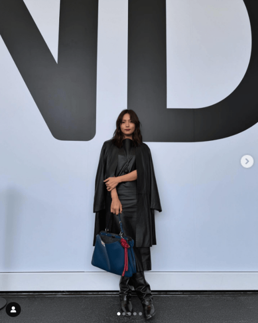 シックな黒コーデの川口春奈が「大人可愛い」と話題！