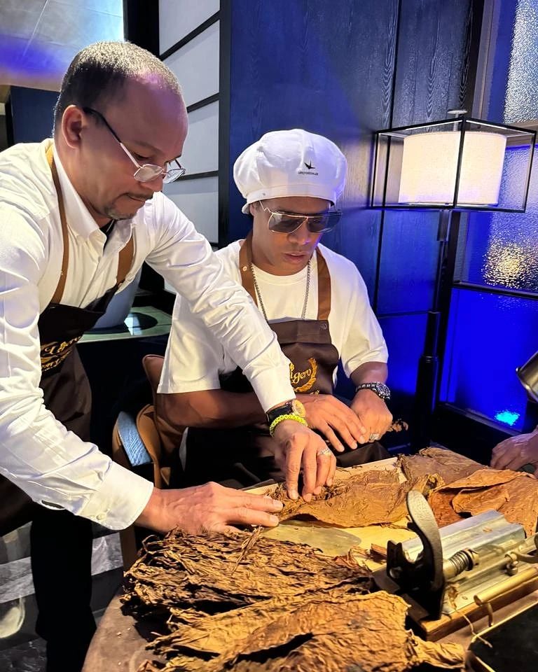 「何をしてるの😂」ロナウジーニョが中国で葉巻作りに没頭！