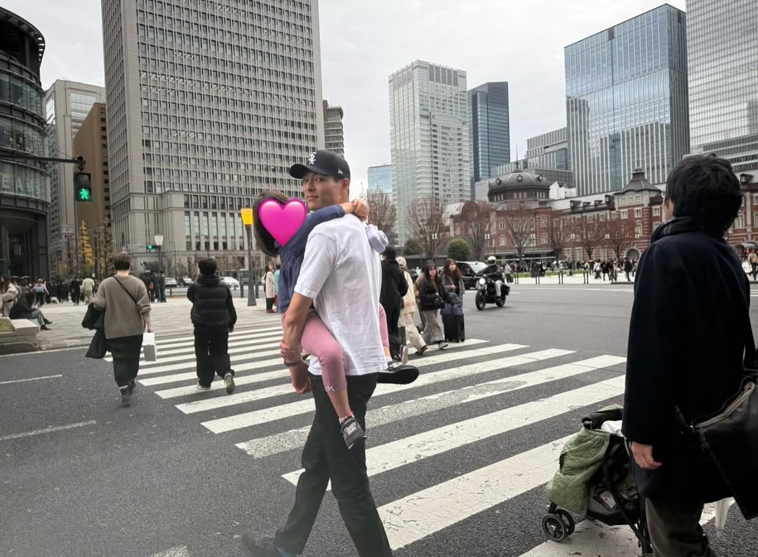 娘を抱く姿にほっこり　髙橋健太郎のクリスマスショット