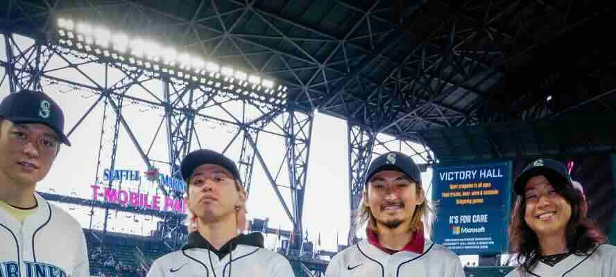 ONE OK ROCKがMLBの始球式に登場 投球前の行動にファン感動