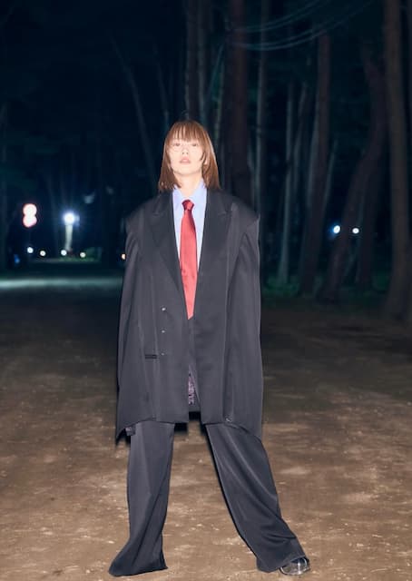 のん、ネクタイを締めた“カッコよすぎ”な衣装を披露