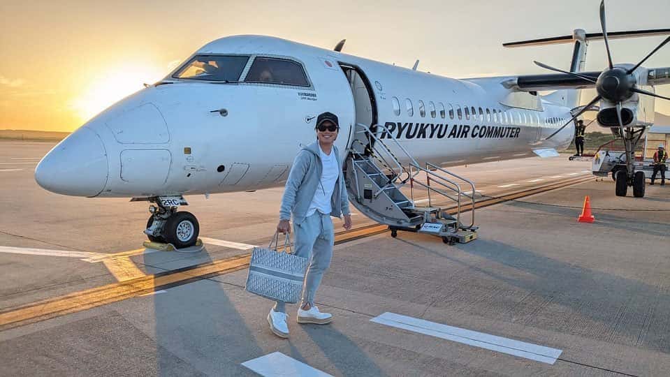 みやぞん 航空機に向かって歩く姿がかっこ良すぎると話題に!!✨