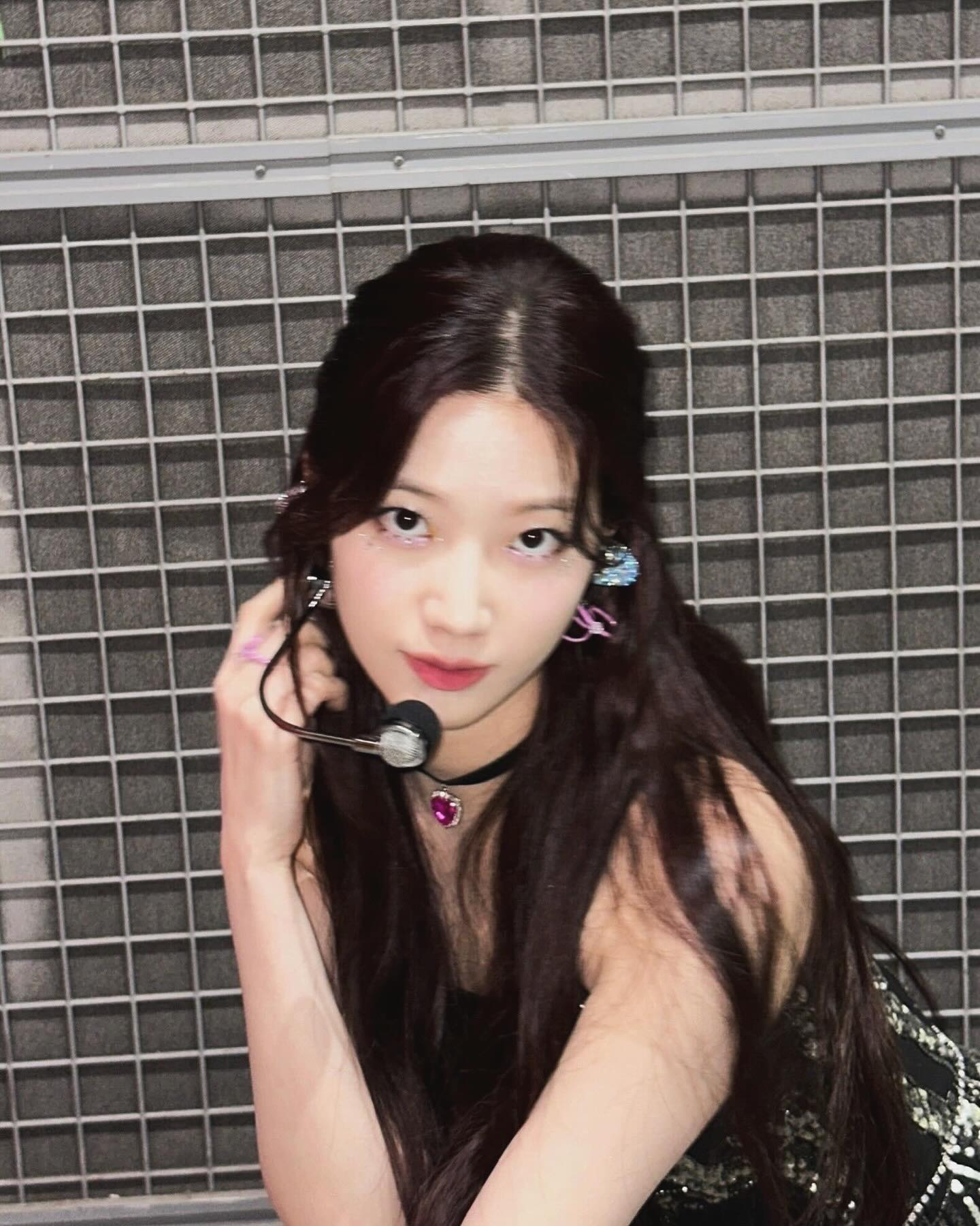 元バレリーナの日本人・カズハが最新ショットを公開！ブラックのステージ衣装！