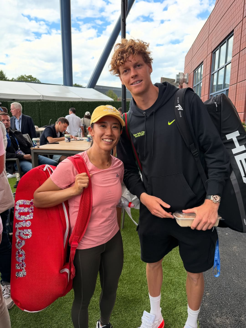 男子世界ランク1位のあの選手とツーショット披露！USオープン参戦の女子テニス 加藤未唯がインスタ更新「パワーもらいました！」