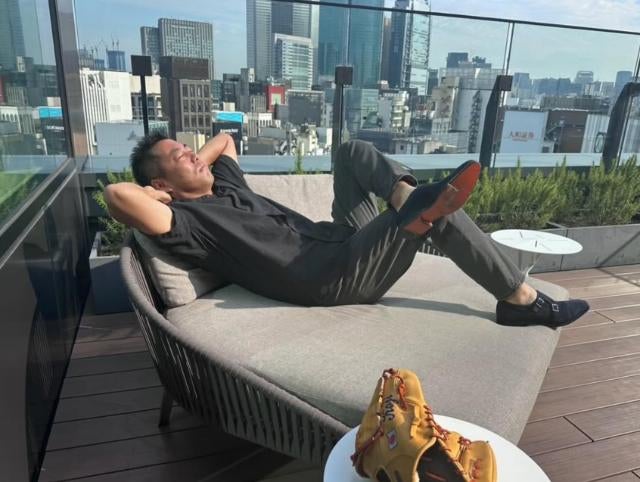 一体これは何の仕事？上原浩治がテラスでくつろぎショットを投稿