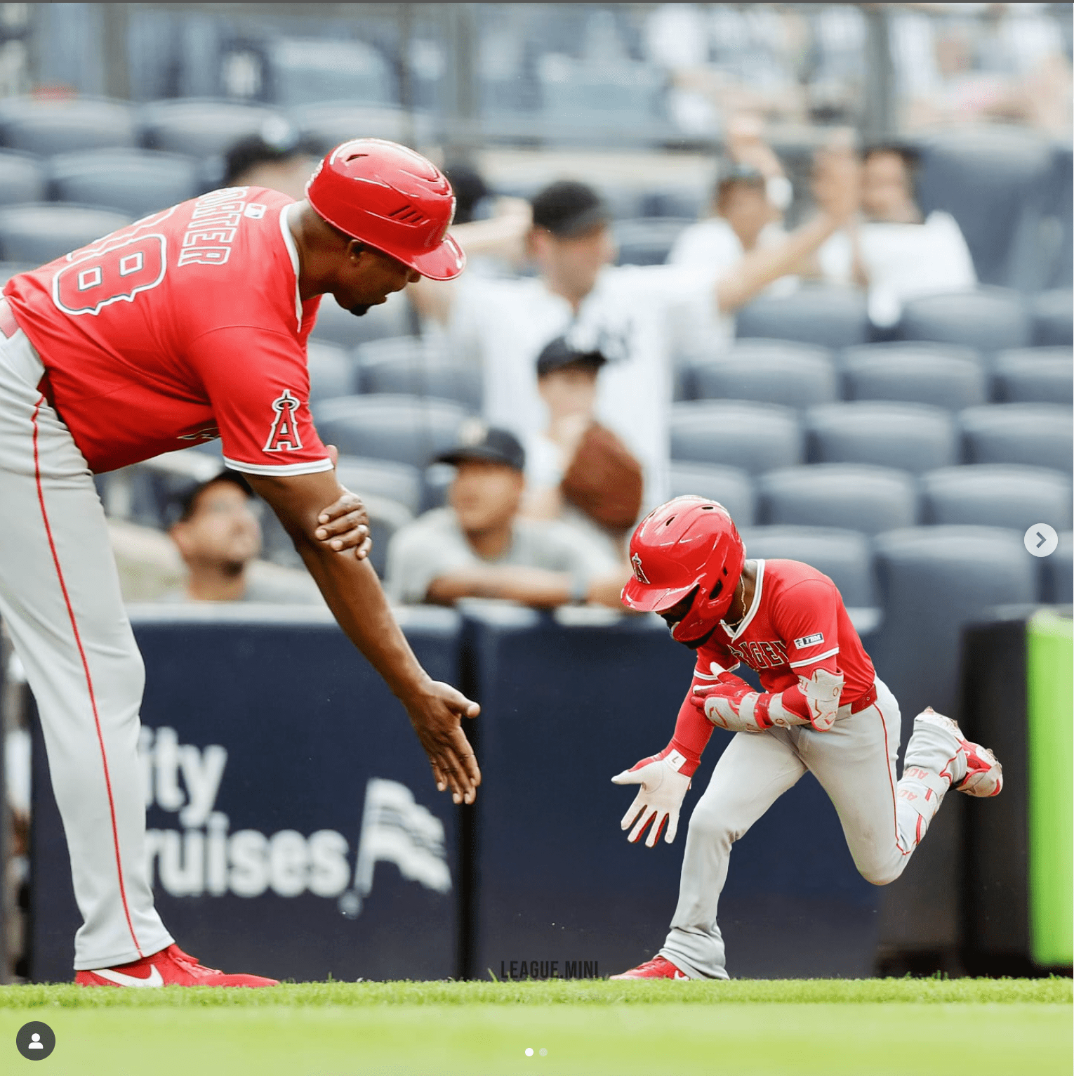 「これぞ主役の風格！」ジョー・アデルが“6月大暴れ”を証明するユニークな一枚にファン沸騰「Jo is on fire！」