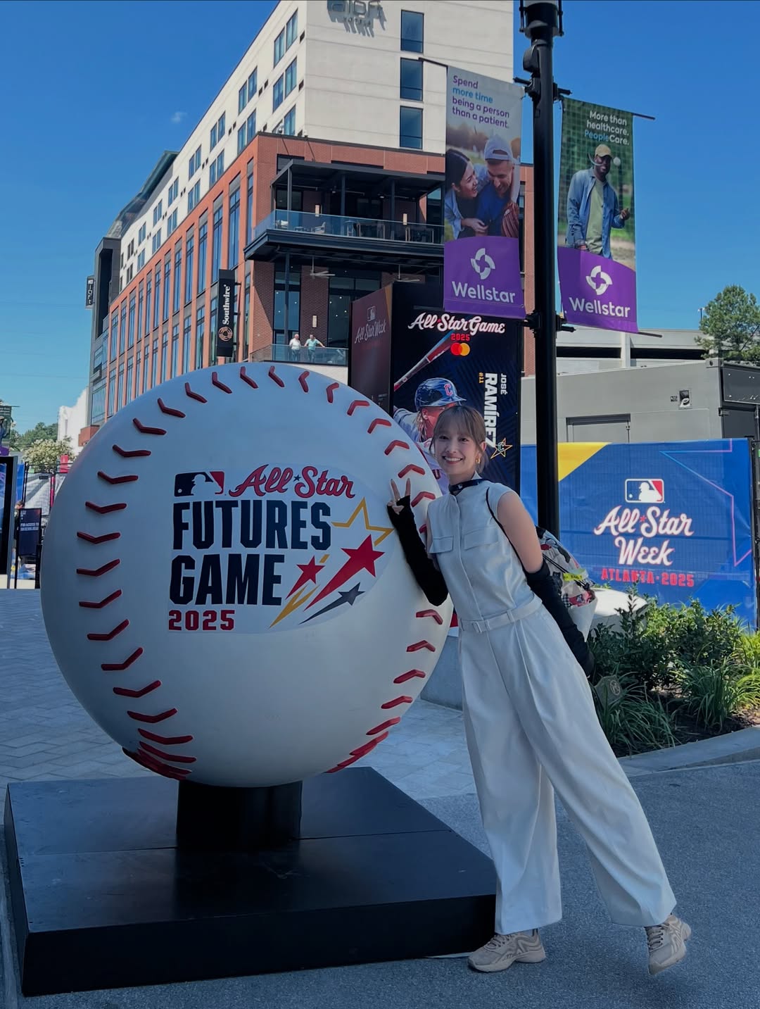 美人タレントが取材のために世界中が注目する“MLB”オールスターゲーム2025に登場！