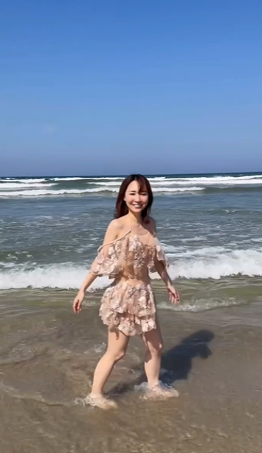 「夏至でげし‪」美人フリーアナ・長久梨那、ダジャレとともにフリフリビキニで波打ち際のセクシームービー公開！