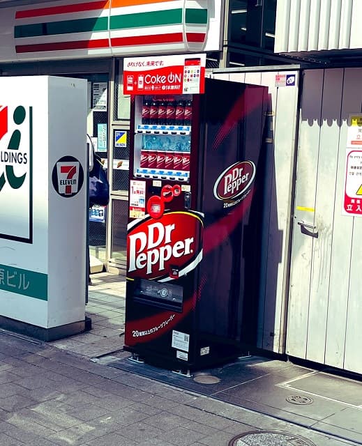 「これがいま秋葉原界隈で話題の…」ご当地VTuberがあの”知的飲料専用”自販機の写真を投稿