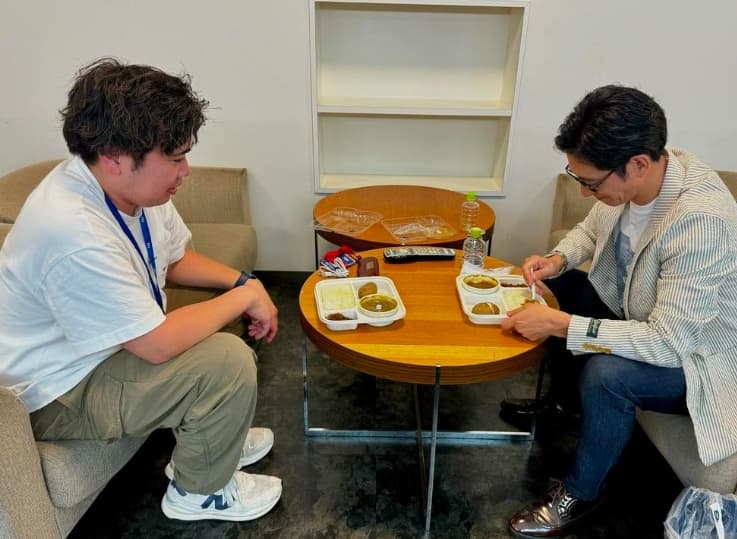 「マネージャーはこっち見なくて良いですから」人気芸人〇〇が食事中でもおちゃらけるその理由とは？