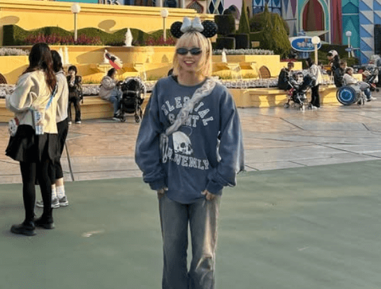 「凄くいい写真」美女キックボクサー、夢の国へIN！乙女ショットの連発にファン拍手喝采「ネイルがさらに可愛いくなったんだね」