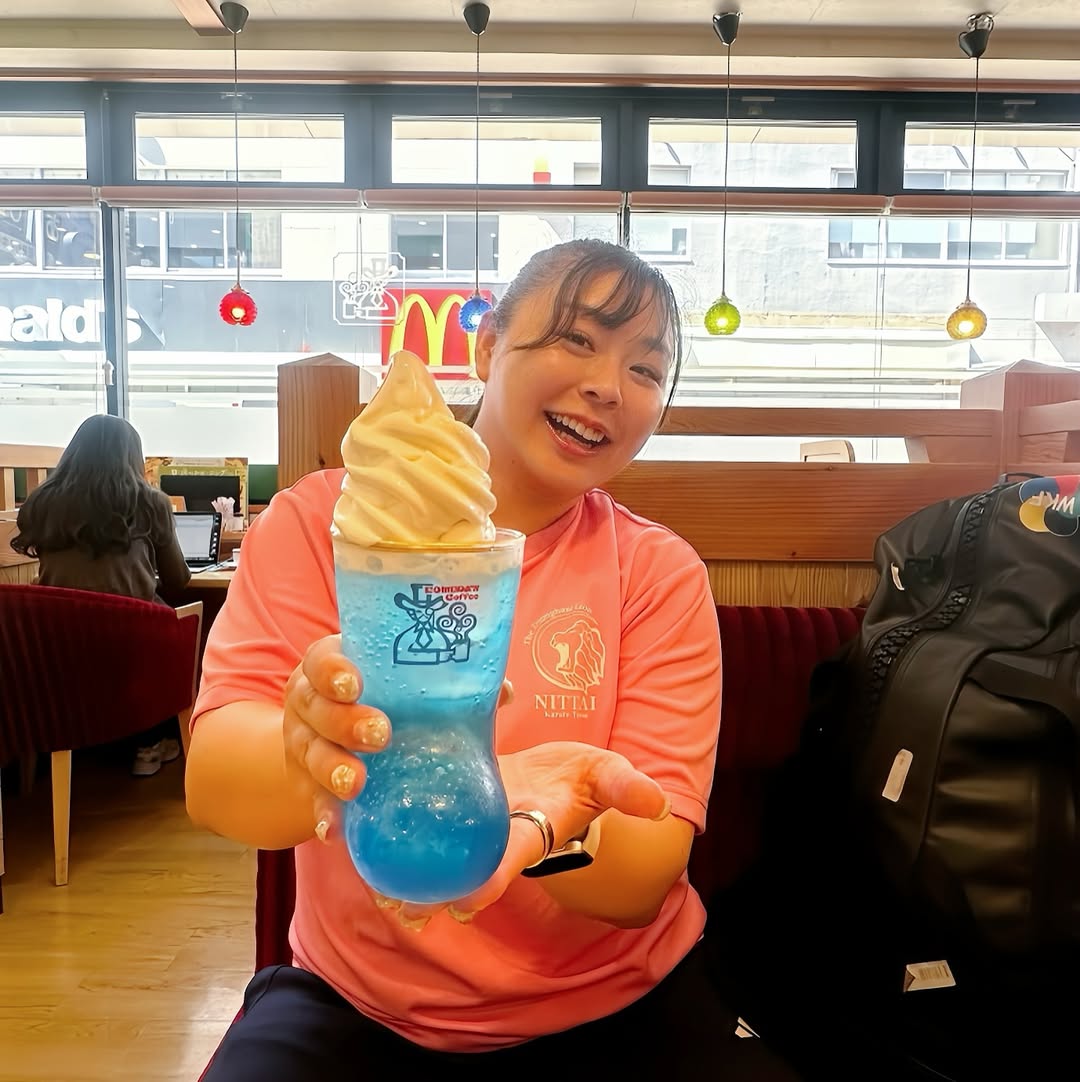 女子空手世界チャンピオン・植草歩、あの人気喫茶店をはじめ束の間の大阪で