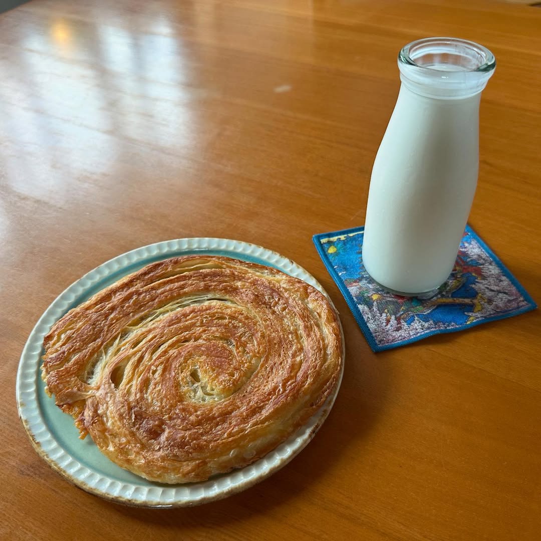 「瓶の形が好きやなぁ」女優兼落語家・三林京子、カリカリのチーズパンは〇〇とぴったりだと語る