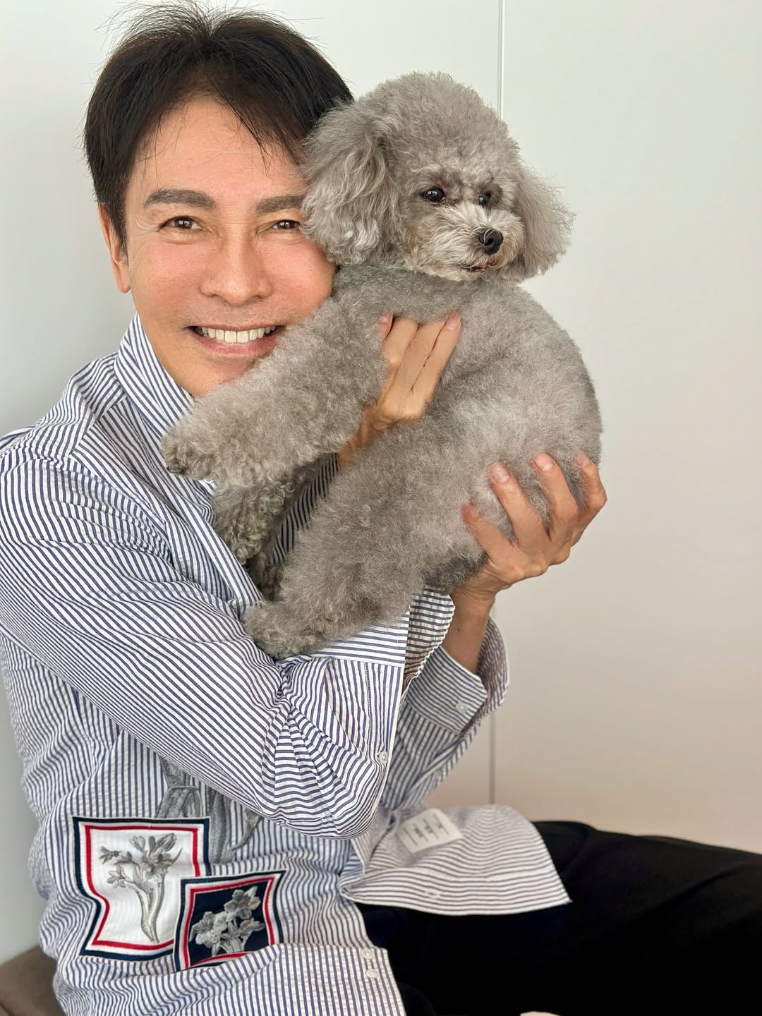 郷ひろみ、愛犬つぼみちゃんと武道館で打ち合わせ！『一緒だとうれしいね』